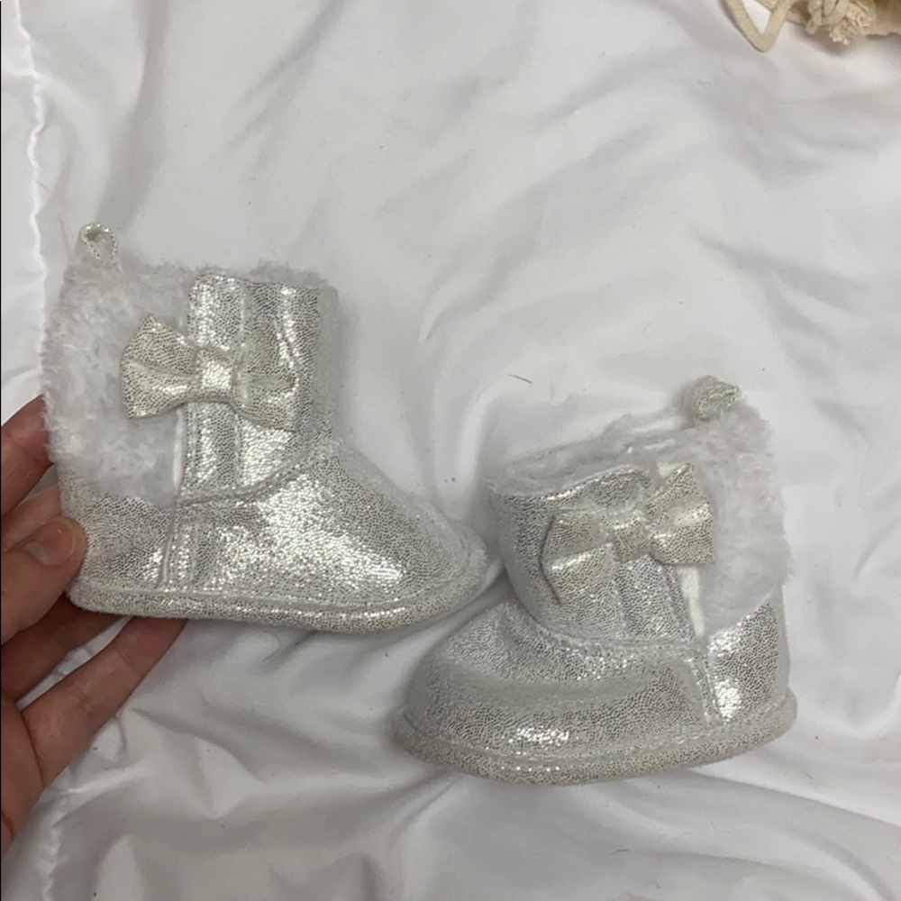 Primary Newborn Booties - Silver/White Fur Lined